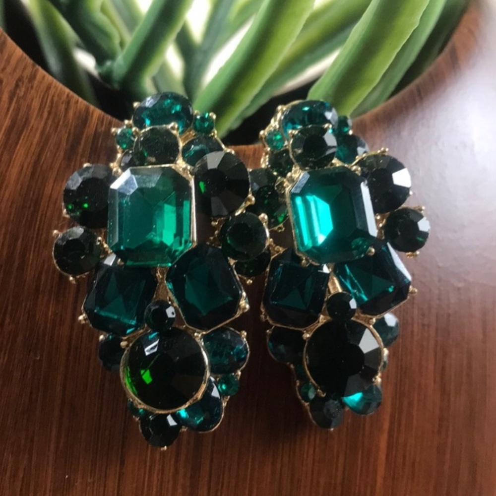 Emerald green 🎉 party earrings - Picture 2 of 3